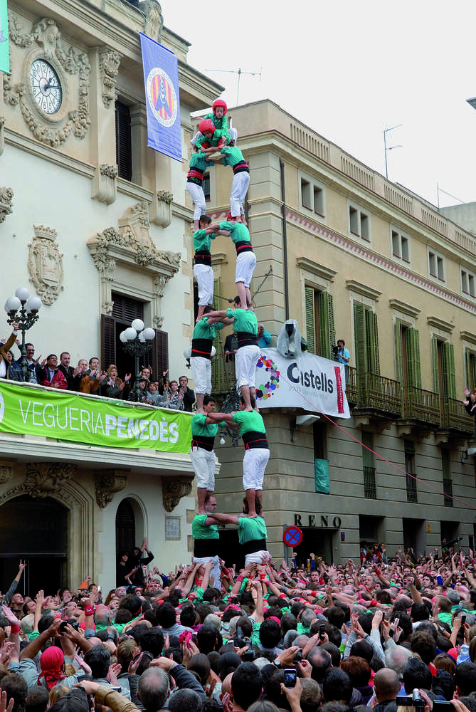 La primera torre de 8 neta descarregada de la història, Castellers de Vilafranca, en la diada de Tots Sants del 2010