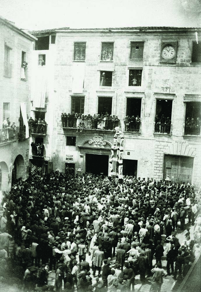 3 de 7 davant de l’Ajuntament de Valls, encara amb l’antiga façana —l’actual és del 1896—, probablement un dia de Sant Joan