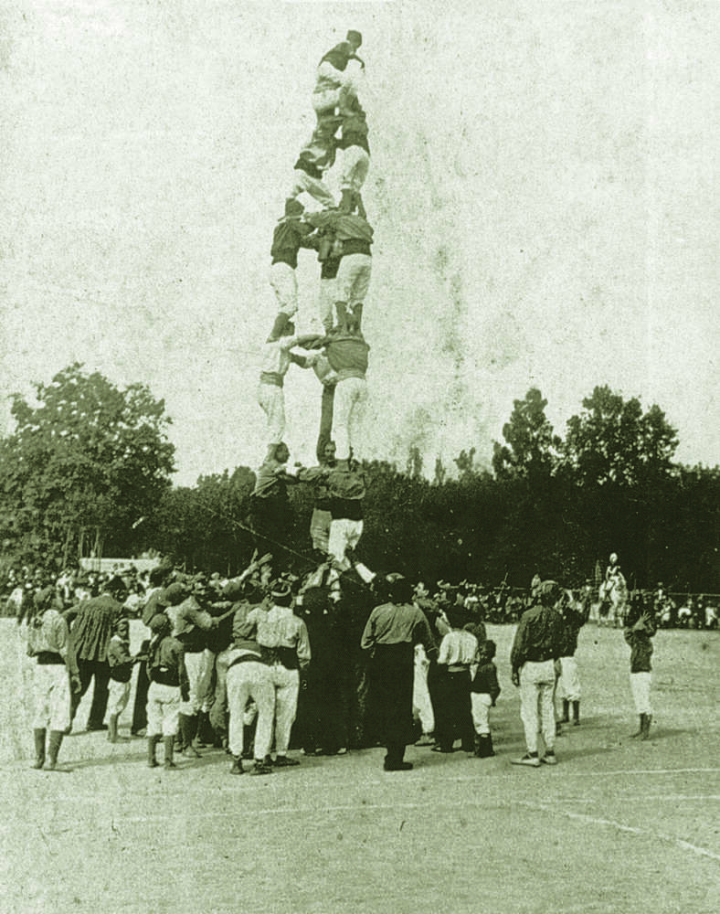 3 de 7 de la Colla Vella dels Xiquets de Valls en el primer concurs de castells de la història