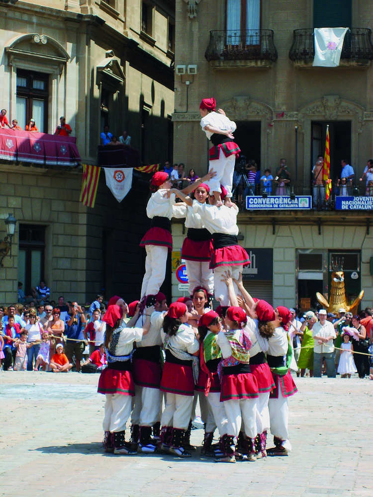 el ball de valencians és l'antecessor immediat dels castells