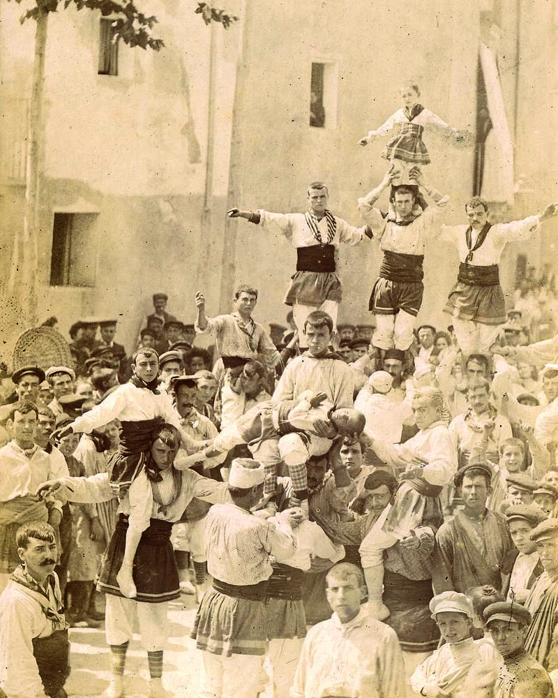 Misteri de la Pietat, de la Colla Vella de la Moixiganga d’Igualada, a la Rambla Vella d’Igualada, a cavall dels segles XIX i XX