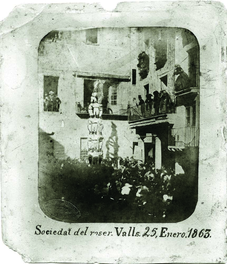 3 de 8 davant de l’Ajuntament de Valls. La imatge porta la inscripció «Sociedat del roser. Valls. 25, Enero. 1863