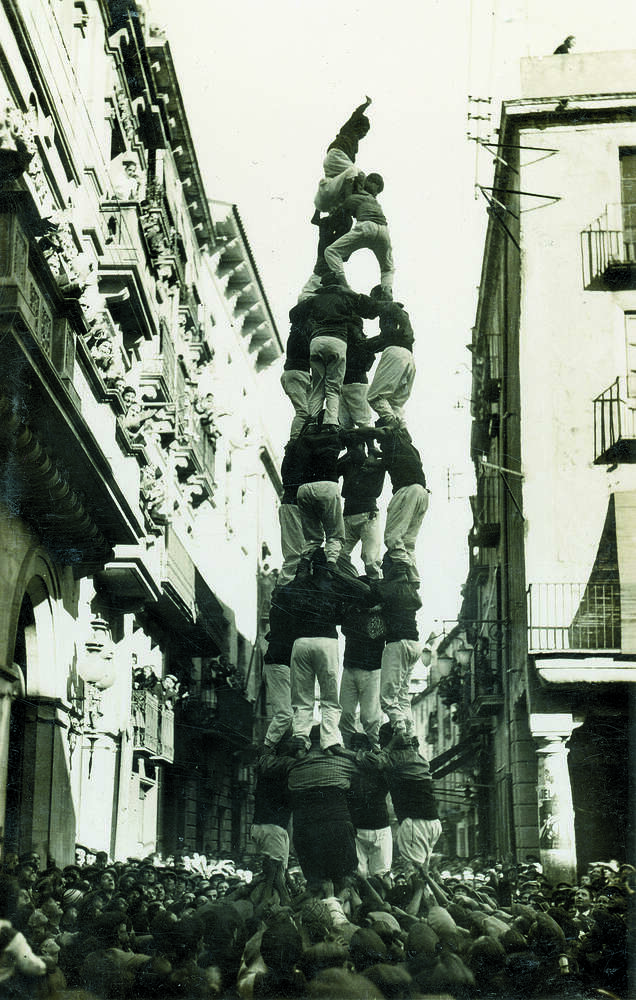 4 de 8 de la Colla Nova dels Xiquets de Valls, el 29 d’octubre del 1933 a Valls