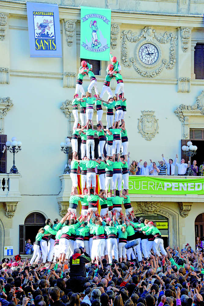 7 de 9 amb folre assolit pels Castellers de Vilafranca per Tots Sants de l’any 2012