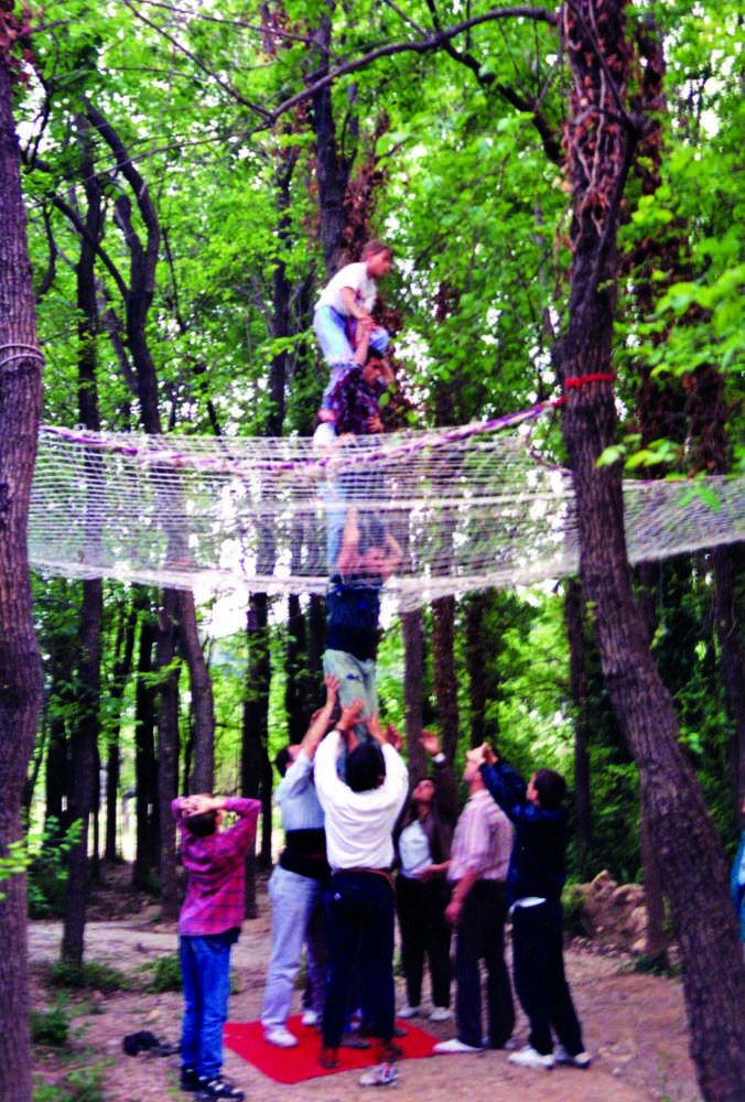Un dels primers assajos amb xarxa de la història dels castells, a càrrec dels Bordegassos de Vilanova, el 1995, amb la xarxa posada als pins de la Masia d'en Cabanyes.