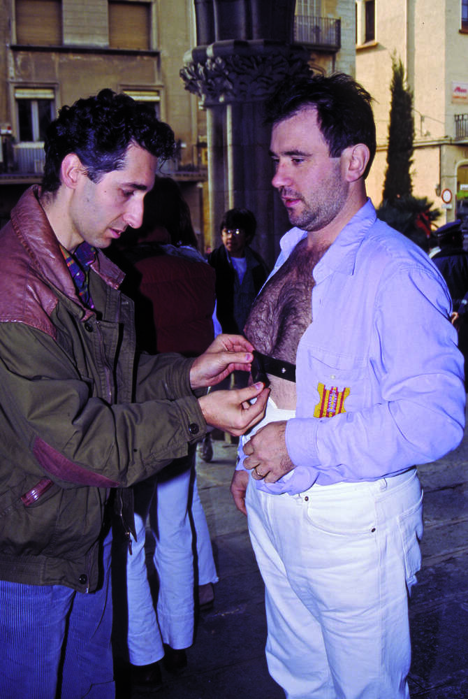 Col·locació d’aparells que enregistraven la freqüència cardíaca de forma contínua just abans d’intentar el 2 de 9 amb folre i manilles a la diada dels Minyons de Terrassa, el 1993.